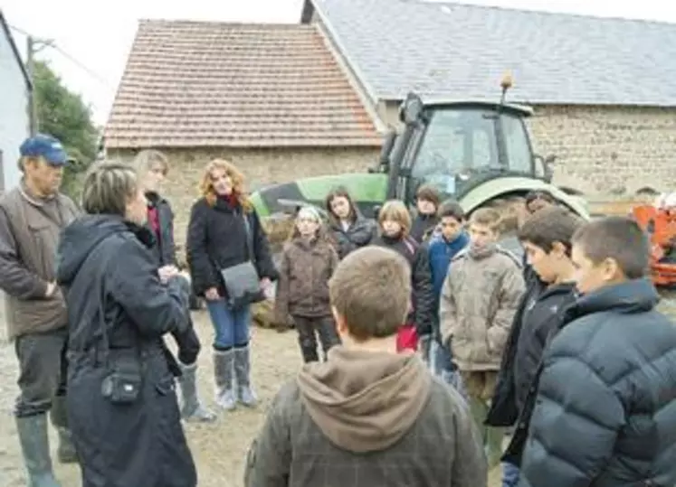 Les 15 élèves de 6e et leurs professeurs écoutent les explications de Christine Cognet : « dans ce concours, vous devez préparer un scénario de court-métrage qui présente l’agriculture : soyez attentifs, ouvrez grandes vos oreilles ! »