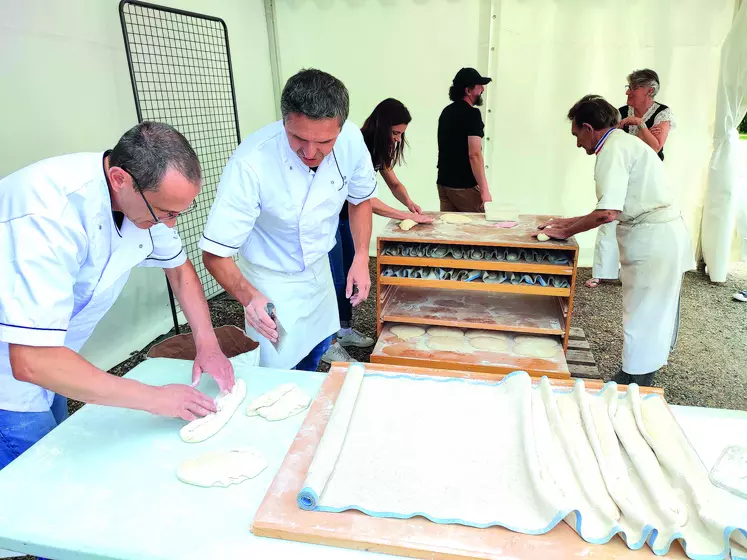 Du stand «atelier carbone» à celui de la fabrication du pain, il n’y a qu’un pas pour découvrir la filière «De la Graine au Pain».