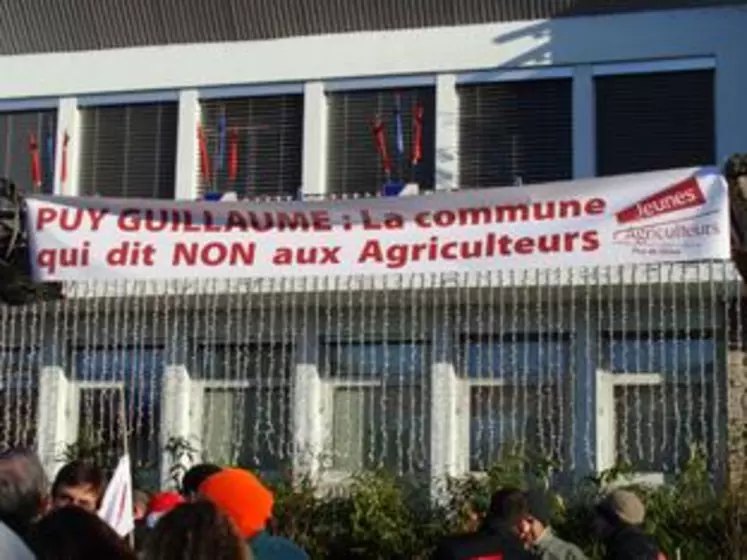 Une banderole a été déployée devant la mairie.