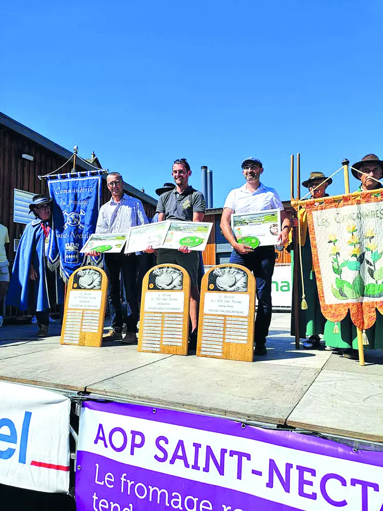 De gauche à droite trophée laitier (Société Fromagère de Tauves, représentée par un de leur producteurs de lait Didier Bonhomme), trophée fermier (Reboisson Philippe représenté par leur affineur Johan Lacipiere de chez Dischamp) et enfin trophée affineur (Florent Kaplon de chez Dischamp)