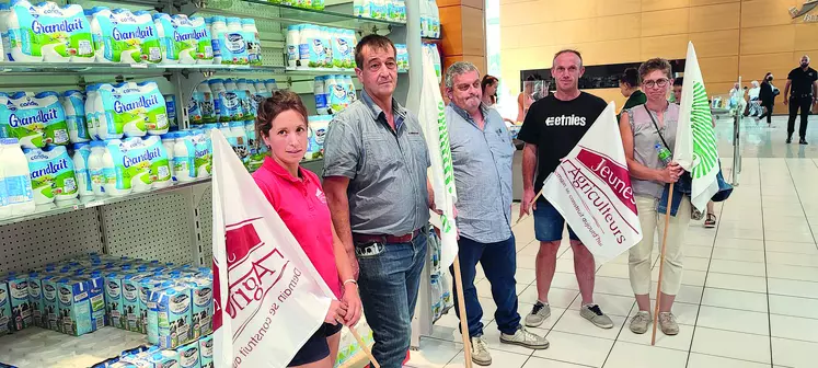 De gauche à droite : Laurine Rousset, présidente JA43, Eric Richard, président de la section laitière FDSEA43, Stéphane Joandel, président de la section laitière régionale, Vincent Chirent, producteur de lait 63 et Sabine Tholoniat, présidente de la FNSEA63 ont procédé à une vérification des prix du lait au supermarché E.Leclerc à Clermont-Ferrand