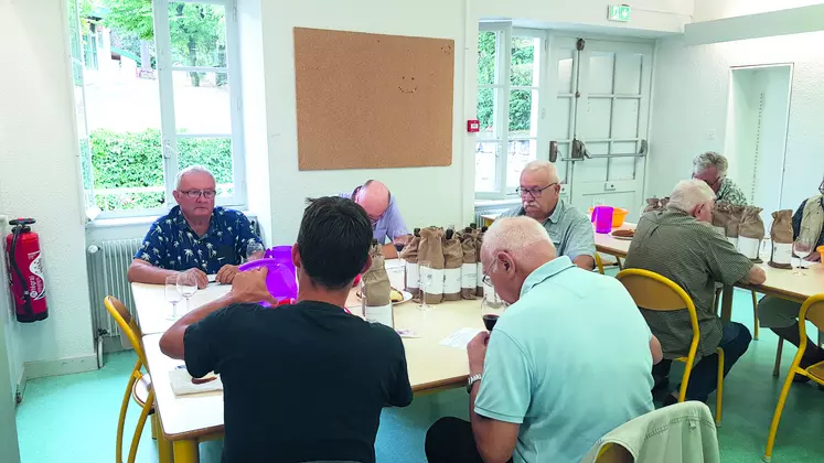 Ici, le jury composé de vignerons amateurs goûtait les vins rouges des vignerons amateurs. 