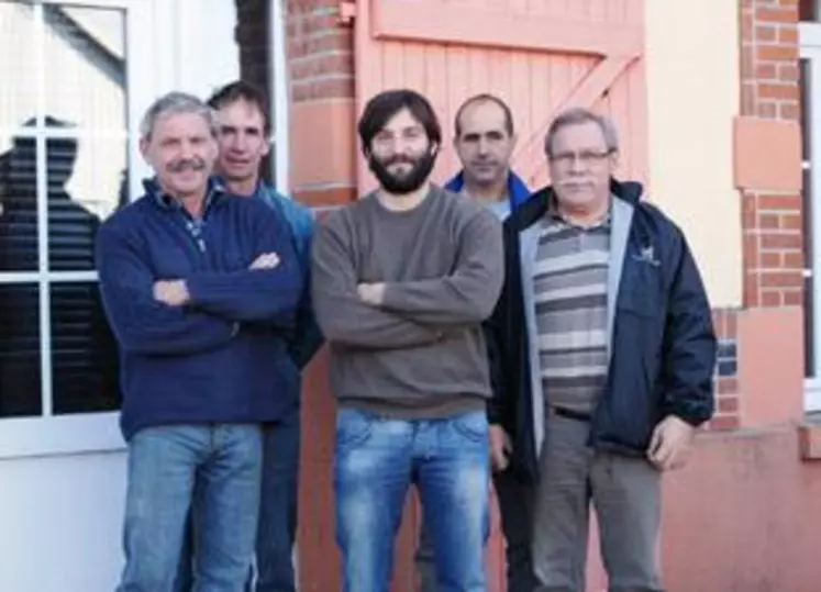 Jean-Louis Duron, Hervé Rouger, Olivier Chambon, Jean-Gabriel Faure et Jean-Marie Chirol (responsable de la caisse d’assurance Périgord Tabac). La récolte 2010 se présente bien.