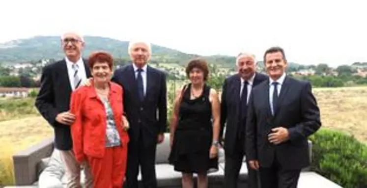 Jean-Paul Cuzin, conseiller départemental du canton de Beaumont ; Marie-Thérèse Sikora, maire de St-Eloy-les-Mines et conseillère régionale ; Brice Hortefeux, député européen ; Valérie Prunier, conseillère départementale du canton d’Ambert ; Gérard Larcher, Président du Sénat ; Jean-Marc Boyer, maire de Laqueuille et candidat LR.