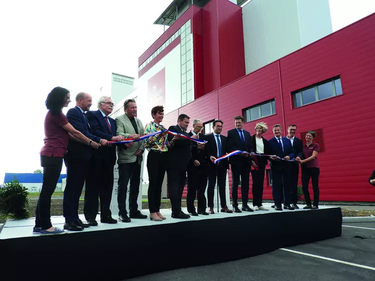 Le 8 septembre, la coopérative a inauguré son nouveau moulin dans la plaine de Saint-Ignat, en présence de nombreuses personnalités politiques locales.