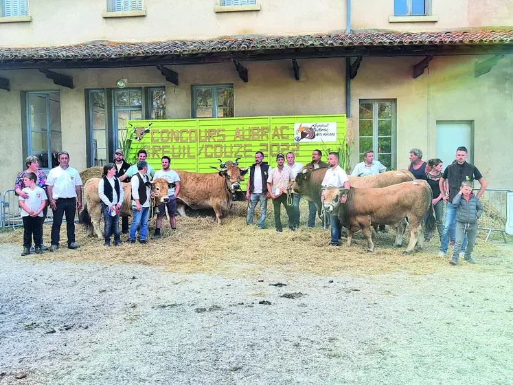 Les éleveurs du syndicat Aubrac des Volcans sur le ring confectionné en partenariat avec les élèves du lycée du Breuil-sur-Couze. 