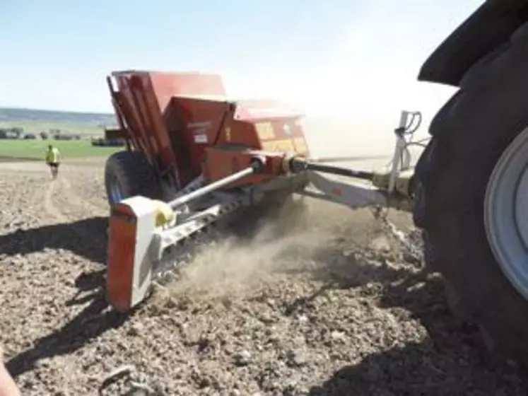 Grâce à sa largeur de travail de 4 mètres, la ramasseuse permet un travail plus rapide et plus efficace. Démonstration devant une vingtaine d’agriculteurs.