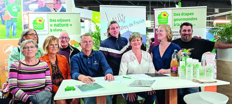 La signature du partenariat entre Gîtes de France et Bienvenue à la Ferme  a eu lieu sur le stand de la Chambre d'agriculture du Puy-de-Dôme en présence de Nathalie Gasteau et Yvon Bec, et de membres de leurs conseils d'administration.