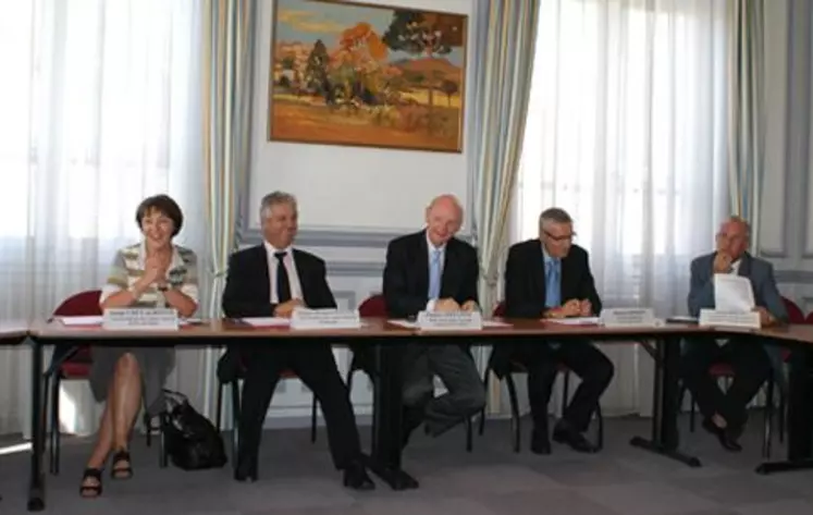 Annie Chevaldonné vice-présidente du Conseil général du Puy-de-Dôme, Jacques-Bernard Magner vice-président du Conseil régional d'Auvergne, Patrick Stéfanini Préfet de région, Daniel Cheron, président délégué du Pôle de compétitivité Céréales Vallée, Claude Boilon, président de la Communauté de Communes Limagne d'Ennezat, ont signé le contrat de performance 2009-2011. Ce contrat est signé également par le Conseil général de l'Allier et Clermont Communauté.