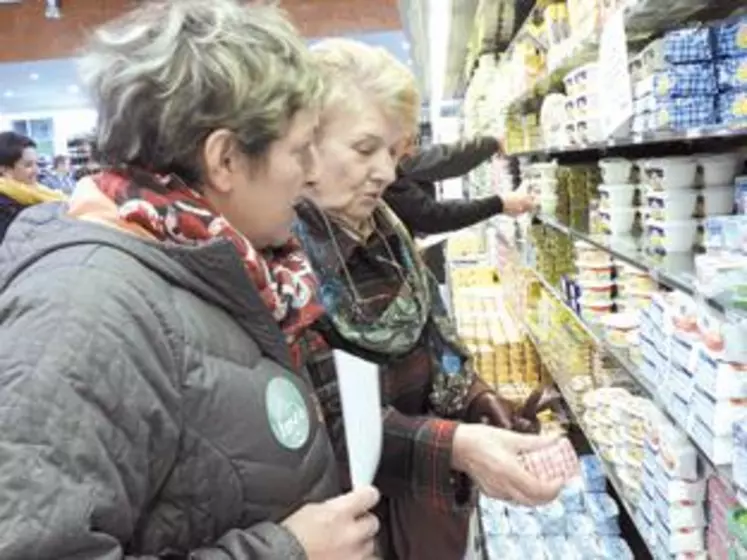 Opération “pédagogie” pour les producteurs laitiers du Puy-de-Dôme venus expliquer aux consommateurs les raisons de la crise du beurre. 