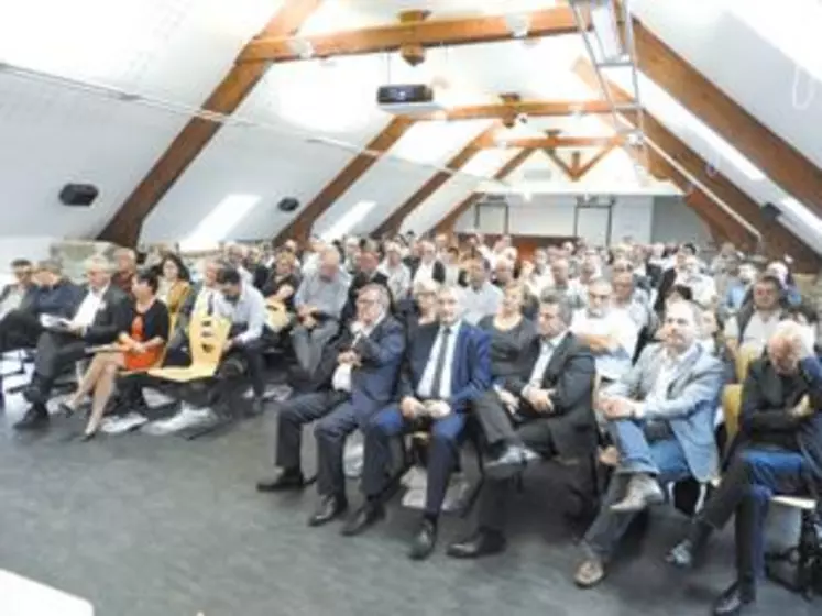 Les maires ruraux du Puy-de-Dôme étaient nombreux au manoir de Veygoux pour faire entendre leur mécontentement.