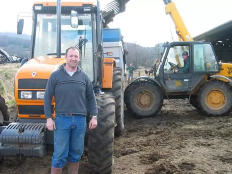 Sylvain Pradier est un adepte du travail en Cuma. Le  tracteur et les deux remorques servant au curage appartiennent  à la Cuma