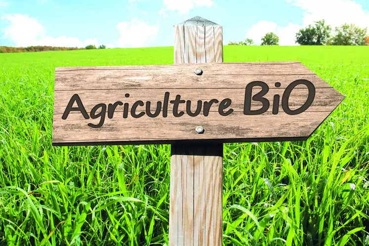 Panneau agriculture bio dans un champs