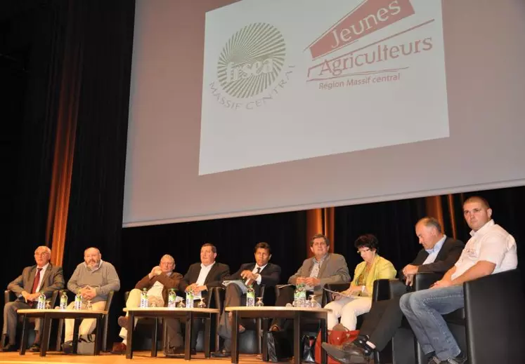 Les responsables syndicaux FNSEA et JA étaient réunis hier devant les agriculteurs de la région pour discuter des sujets d’actualité.