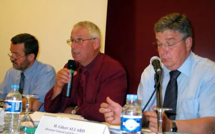 Autour de Christian Liabeuf, président de la Safer Auvergne, le directeur Gilbert Allard ( à droite) et le DRAF Auvergne, Michel Magimel.