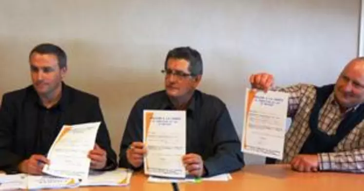 Yannick Fialip, président de la section régionale laitière, Dominique Barrau, président de l'Association Altitude et Pascal Servier, président de la FDPL du Puy-de-Dôme ont lancé officiellement la charte d'adhésion des producteurs de lait de montagne.