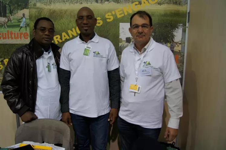 Sur le stand AFDI Auvergne-Rhône Alpes, François Heyraud a accueilli (de gauche à droite) Barry Yacouba, coordinateur des activités de l’Union nationale des mini laiteries et producteurs de lait du Burkina Faso, et Diallo Adama Ibrahim, président de l’Union.