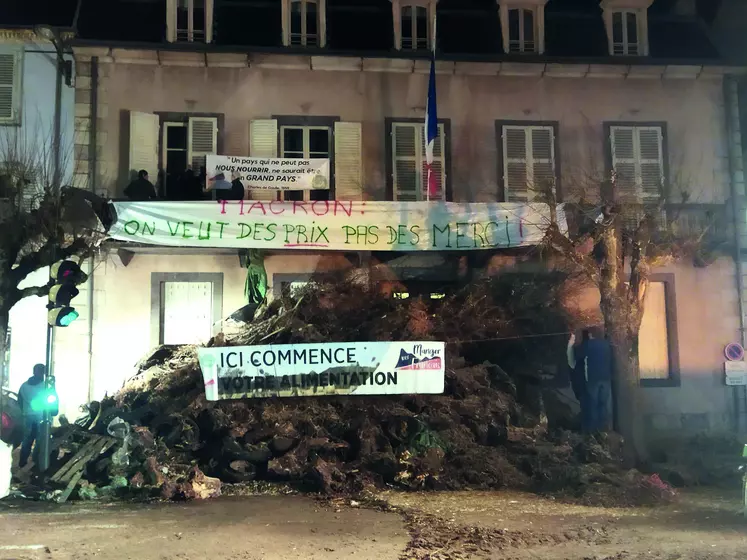 Des messages clairs devant la sous-préfecture d’Ambert.