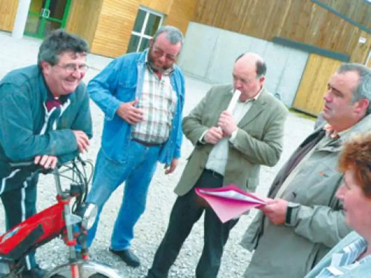 Une délégation d’une dizaine de personnes emmenée par les présidents de la FDSEA de l’Orne s’est rendue sur l’exploitation du lycée agricole de Sées