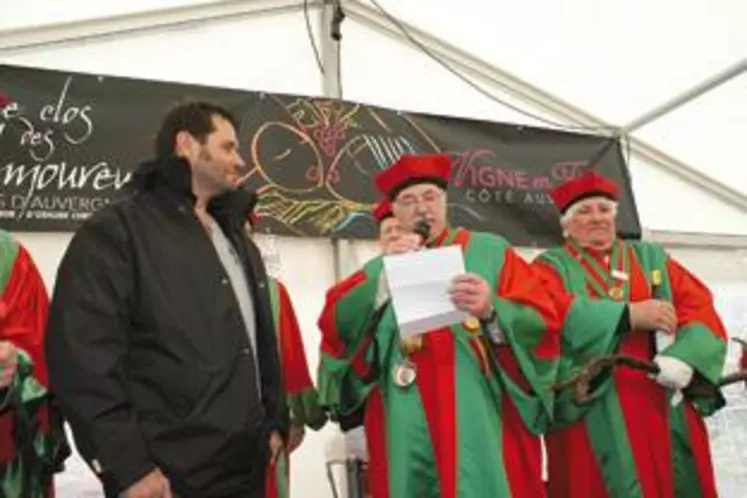 François Groslière créateur de la signalétique «Clos des Amoureux», intronisé par les Compagnons du Bousset, qui, depuis toujours apportent un soutien sans faille, au vignoble auvergnat et à sa production.