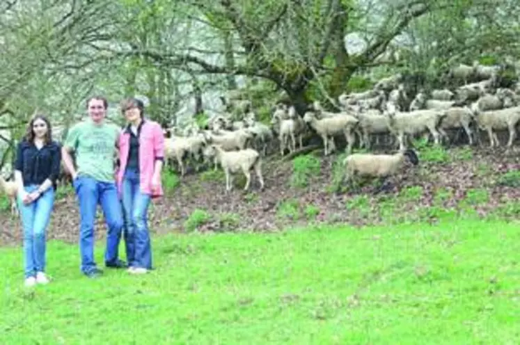 Vincent Guillot avec ses deux filles Eloïse et Caroline, seront tous trois au départ de la transhumance le 18 mai à 10 h à Pontgibaud.