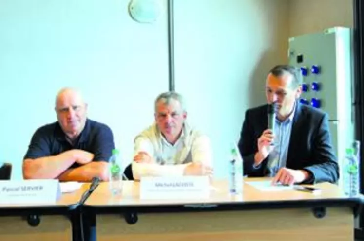 Pascal Servier, président de l’Arefa Auvergne, Michel Lacoste, président de l’association des producteurs de lait AOP d’Auvergne et Laurent Usse, directeur de l’Arefa Auvergne.