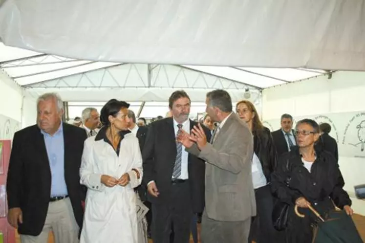 Claude Souchaud, président de Tech Ovin (au centre), a guidé les personnalités du monde politique et professionnel à travers le salon.