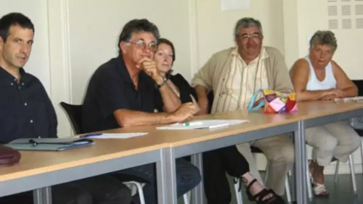 Les représentants des éleveurs ovins et bovins, de l’EDE, du GDS et de la DSV maintiennent une veille sur la FCO. Ils font régulièrement le point sur l’organisation et l’avancée de la vaccination sur le département.