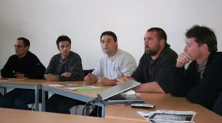 De gauche à droite : Julien Fau (JA Cantal), Régis Desbordes (JA Haute-Vienne), Michel Queille (JA Massif central), Raphaël Fabre (JA Puy-de-Dôme) et Gilles Amat (JA Auvergne).