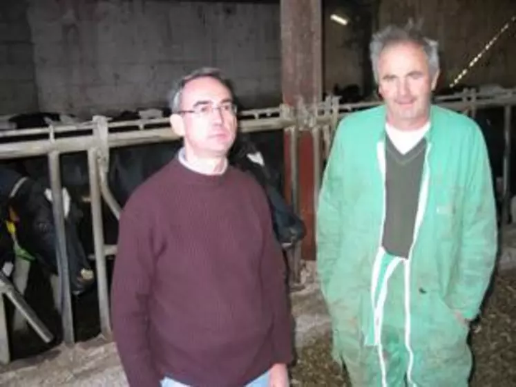 Daniel Montagnon accompagne Régis Chomette dans le suivi de son troupeau laitier.