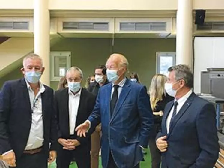 De gauche à droite : Bertrand Bissuel, directeur du lycée, Alain Mercier, président de la Communauté de communes Dômes Sancy Artense , Brice Hortefeux et le sénateur Jean-Marc Boyer.