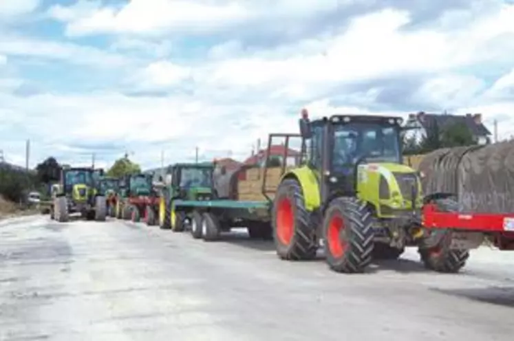 Plus d’une vingtaine de tracteurs ont fait la queue sur le quai de déchargement du train de paille.