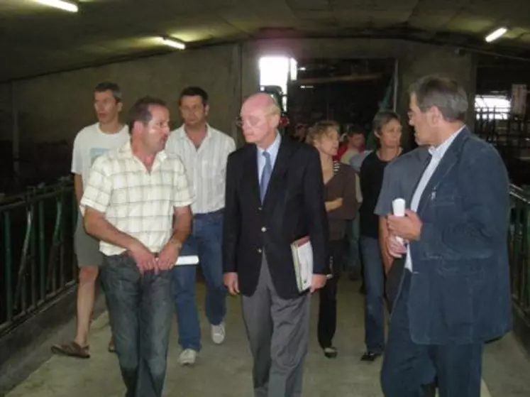 Au Gaec des Coustilles à Cournols, les agriculteurs ont insisté auprès du Préfet sur la nécessité de préserver le revenu des producteurs.