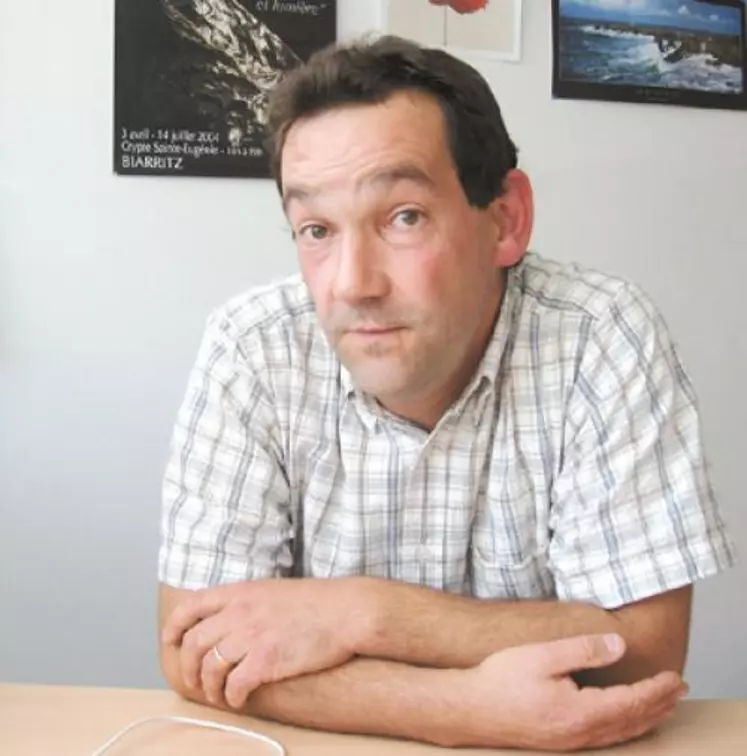 Emmanuel Renard est éleveur de volailles fermières bio et producteur de céréales biologiques à Antoingt, près d’Issoire, depuis 1999. Il est favorable au développement de filières locales qui correspondent plus à l’éthique bio.