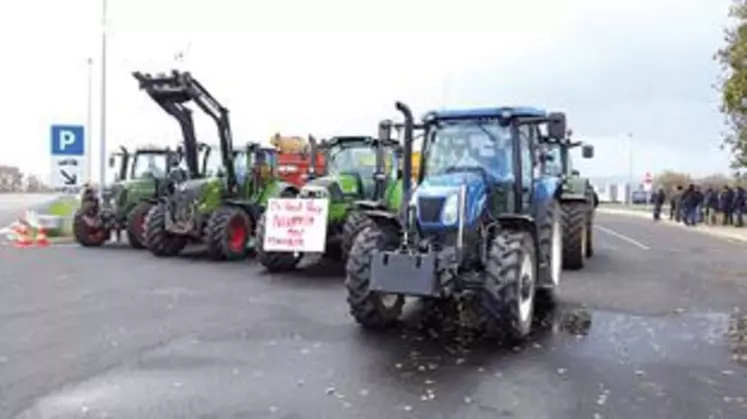 Au péage de Gerzat dans le Puy-de-Dôme, une vingtaine de tracteurs s’était positionnée pour filtrer les passages. «C’est malheureux d’être obligés de bloquer les routes pour se faire entendre», témoignent des agriculteurs.