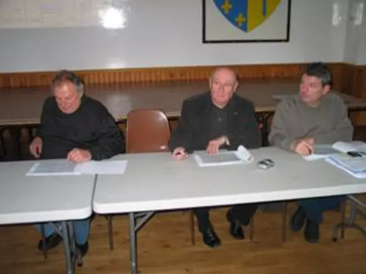 Guy Chambon (à gauche) aux côtés de François Marion, conseiller général, maire de Saint-Donat et Bruno Faure, directeur du Herd Book Salers.