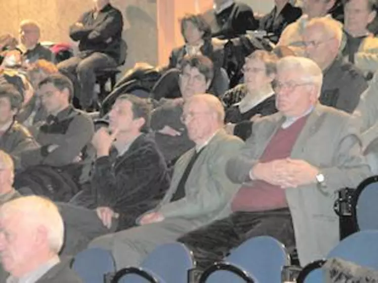 Quatre présidents de l’Udsea participaient à cette conférence pendant laquelle militants et sympathisants de tous bords ont fait valoir une vision de l’histoire... parfois différente, toujours enrichissante.
