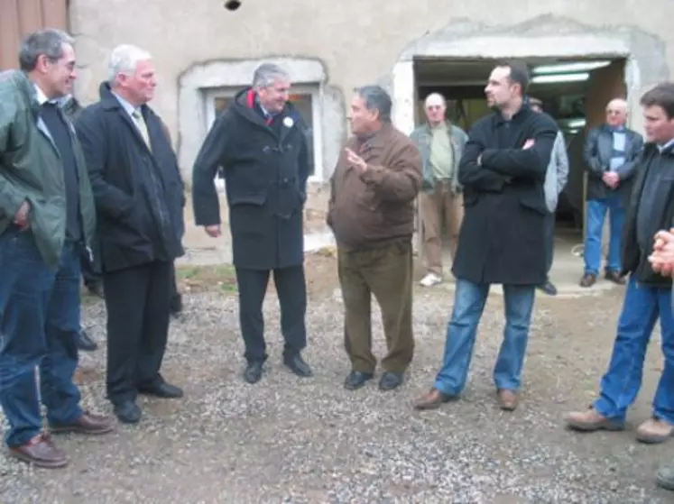 Jean Michel Lemétayer et Philippe Meurs ont été accueillis sur les exploitations de la famille Anglaret à Sauxillanges et de Jean Yves Merle à Malintrat. Ils sont venus défendre « une agriculture rémunératrice qui joue son rôle économique et social dans la société et dans l’aménagement du territoire.  Que serait la région s’il n’y avait pas une agriculture dynamique et compétitive ? »