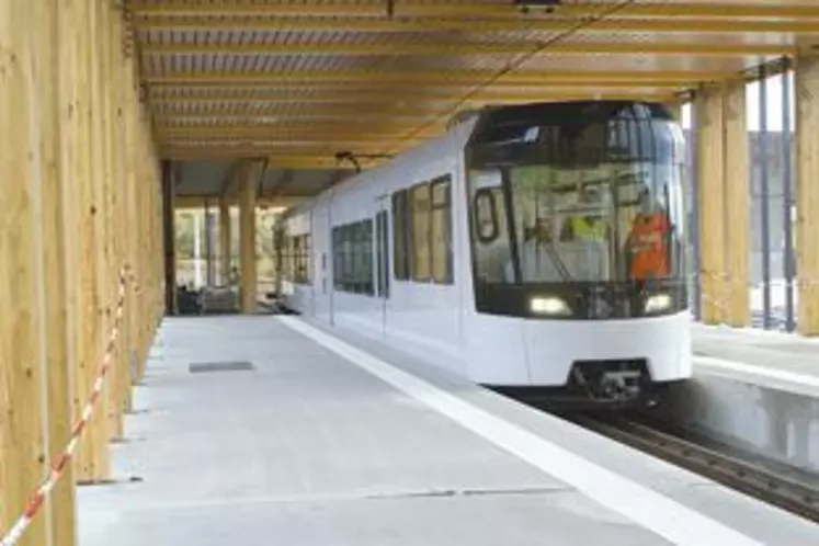 La gare de départ, pratiquement entièrement vitrée, donnera dès l'embarquement une vue du paysage à découvrir.