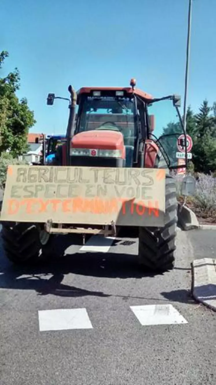 Manifestation au rond point d'Auchan Nord