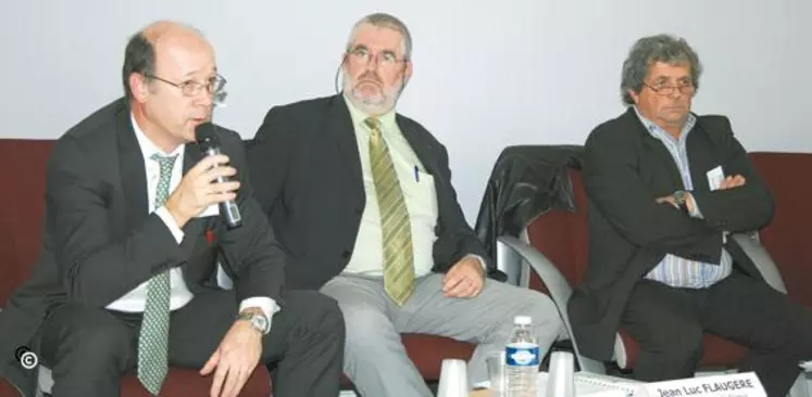 De gauche à droite : Jean de Balathier, directeur Coop de France Rhône-Alpes Auvergne, Jean-Luc Flaugère président et Michel Delsuc, président de la section Auvergne.