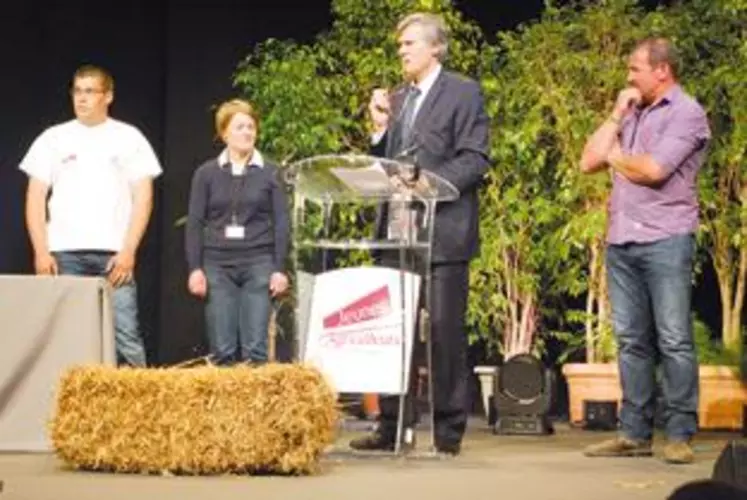 Une botte de paille a été offerte à Stéphane Le Foll, ministre de l’Agriculture, pour «le remercier» d’avoir laissé les jeunes sur la paille !