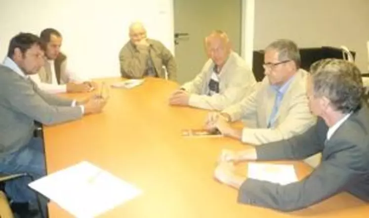 De gauche à droite sur la photo : Bruno Chaput, Secrétaire général UDSEA, Vincent Anglaret, administrateur FDPL, Pascal Servier, Président FDPL, Christian Agay, administrateur FDPL, Claude Raynaud, Président UDSEA et Alain Tridon, Directeur de la DDT.