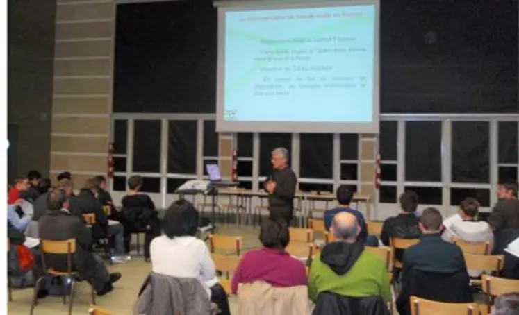 Au lycée de Rochefort-Montagne, les acteurs de la filière ovine étaient réunis autour du projet «reconquête ovine». L’occasion d’échanger, de s’informer et de partager le métier avec les élèves, peut-être de futurs producteurs.