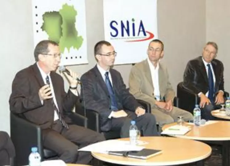 De gauche à droite : Jean-Michel Boussit, Sylvain Tostain, Didier Bonhomme et Denis David. Outre le critère carbone, quels autres indicateurs de la performance environnementale des productions agricoles peut-on imaginer demain ?