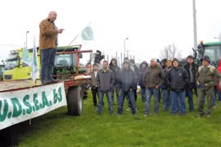 Défendre les intérêts des agriculteurs est le moteur du syndicalisme agricole. Ici à Thiers, l’Udsea et les JA 63 mobilisés pour dénoncer le comportement de la laiterie Garmy envers ses producteurs.