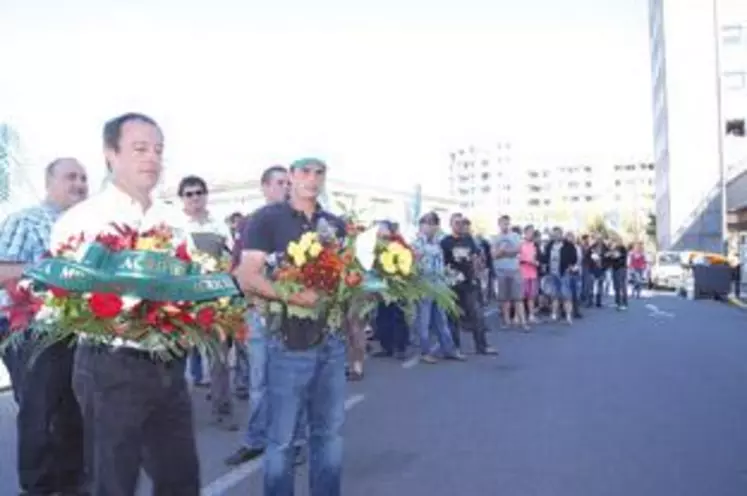 Devant les portes de la Direction régionale de l’agriculture, Christian Peyronny et Damien Valleix ont déposé deux gerbes avant que leurs collègues agriculteurs ne déversent «un cadeau odorant» en souvenir de leur passage et de leur détermination à ne pas se laisser asphyxier par une surcharge continue de réglementations et contraintes.