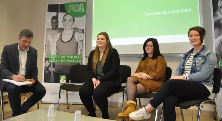 Julie, Maeva, Morgan, trois jeunes filles pleines d’ambition, aux côtés de Dominique Chartier.