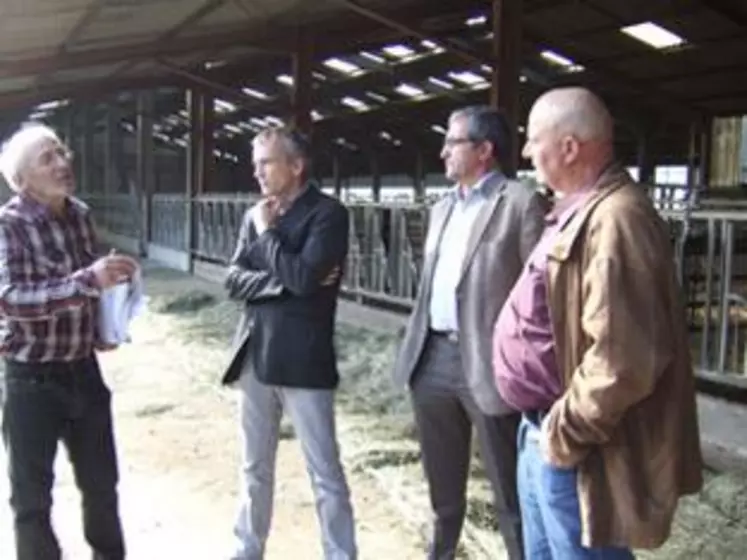 Etienne Gangneron, Claude Raynaud et Pascal Servier en pleine discussion avec Jean-Michel Herment qui recevait la délégation.