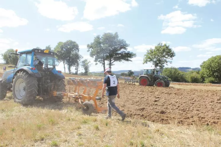 Les candidats au concours de labour en plein exercice